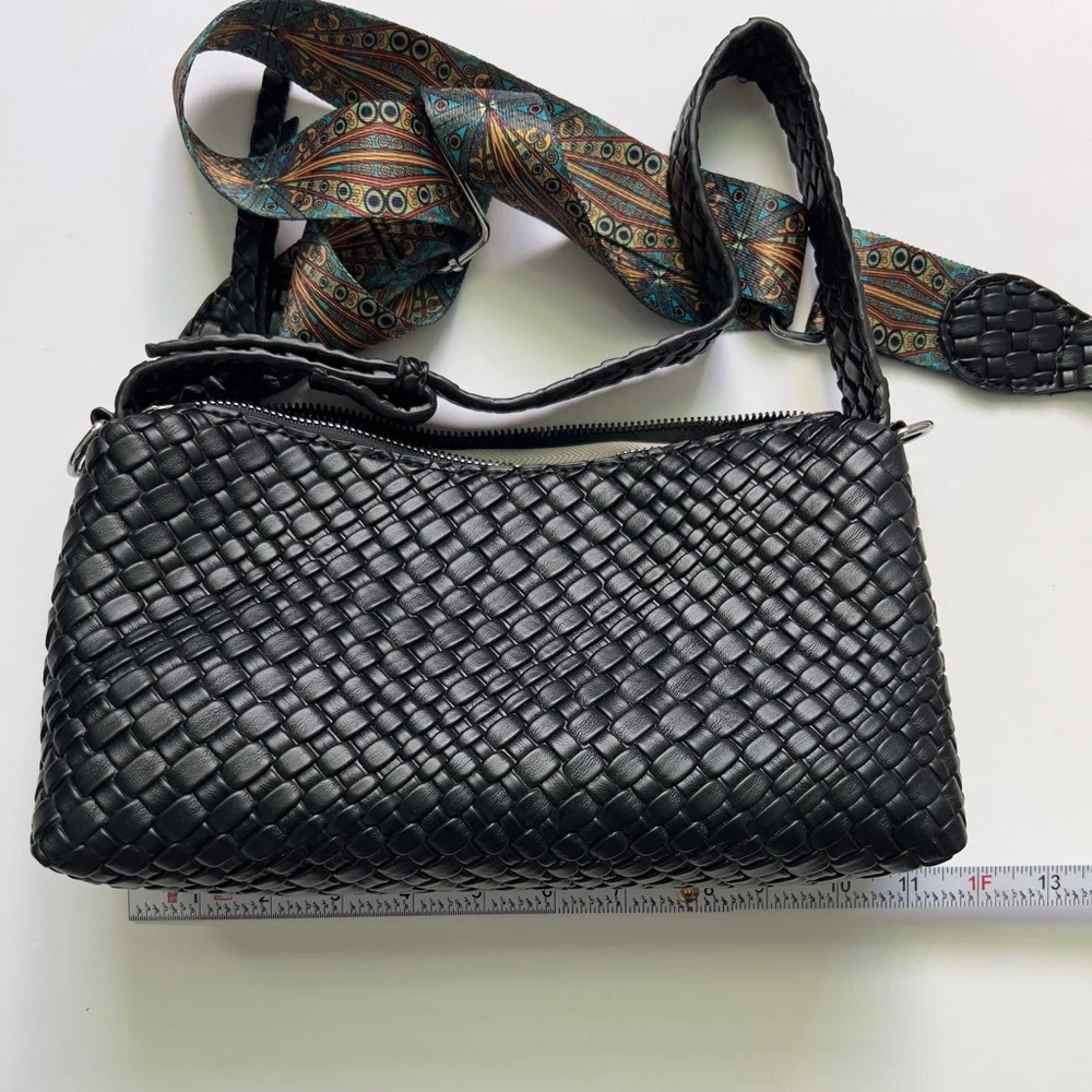 Black women’s Woven Shoulder Bag